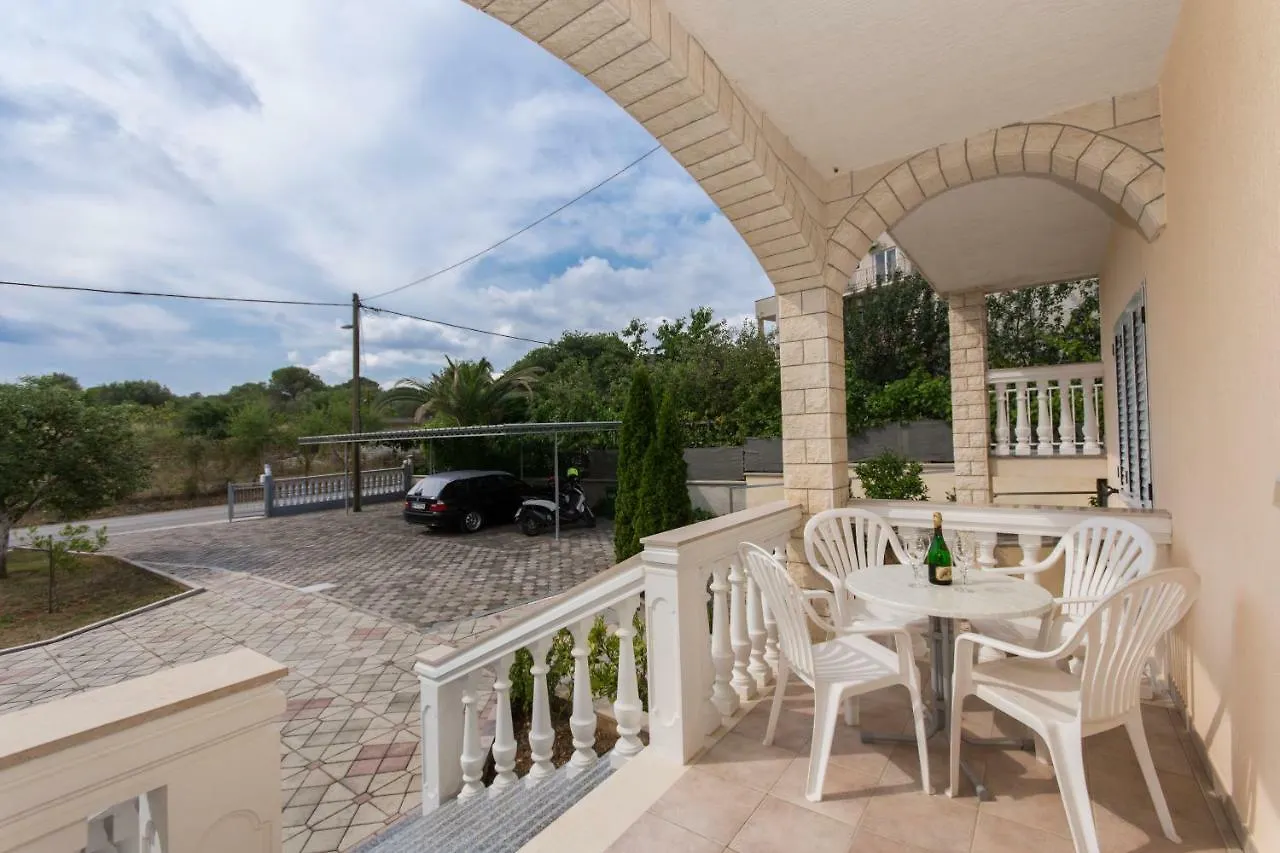 Apartment Villa Nella Bella تروغير